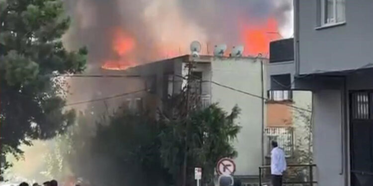 Ataşehir'de 4 katlı binanın çatısı alev alev yandı; patlama anı kamerada