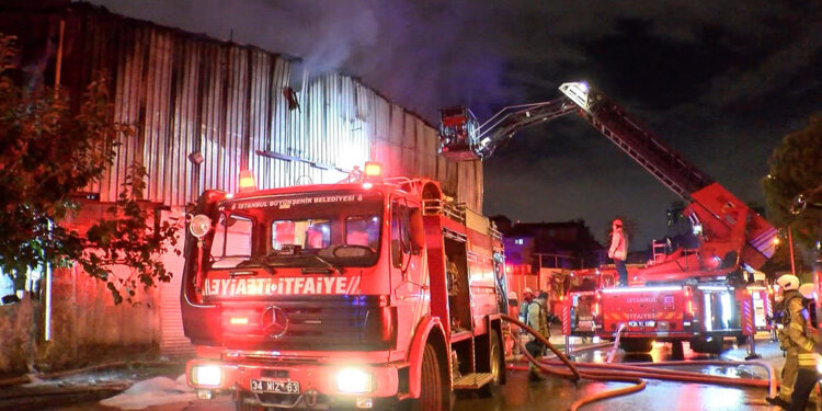 Ataşehir'de, kimyasal madde deposunda yangın