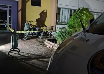 Ayrı yaşadığı öğretmen eşini bıçakla öldürdü