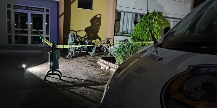 Ayrı yaşadığı öğretmen eşini bıçakla öldürdü