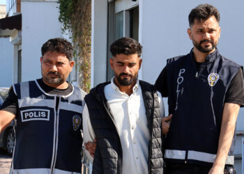 Baba ile kızı damattan kaçarken otomobilde vurulmuş
