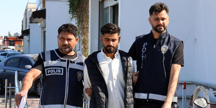 Baba ile kızı damattan kaçarken otomobilde vurulmuş