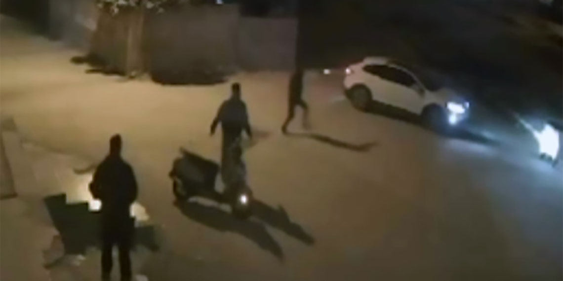 Adana'nın Yüreğir ilçesinde meydana gelen olayda baba ile kızı damattan kaçarken otomobilde vurulmuş.