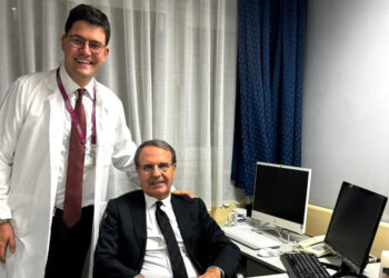 Babasının odasında onun gibi hastaları tedavi ediyor