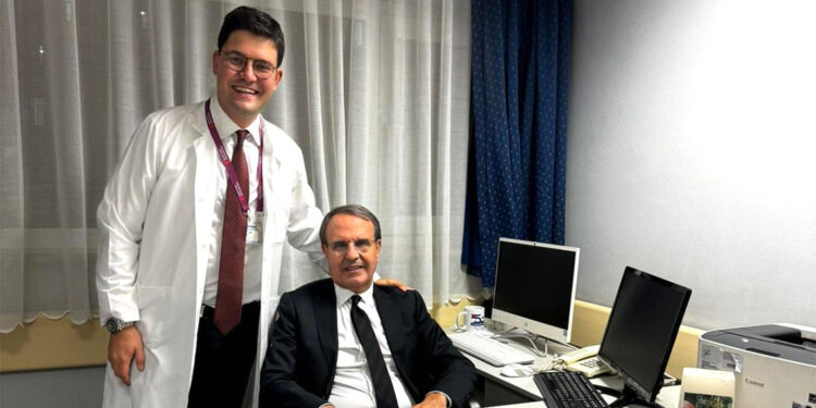 Babasının odasında onun gibi hastaları tedavi ediyor