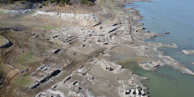 Sular altında kalan tarihi Eşelek köyü yeniden gün yüzüne çıktı
