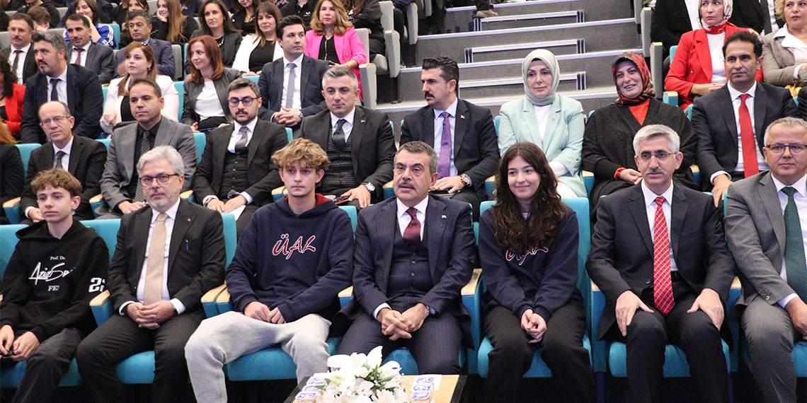 Milli Eğitim Bakanı Yusuf Tekin, "Yardımcı kaynaklar bizim açımızdan sıkıntılı. Bu yardımcı kaynakların hiçbirisi Milli Eğitim Bakanlığı tarafından onaylanmış değildir" dedi.