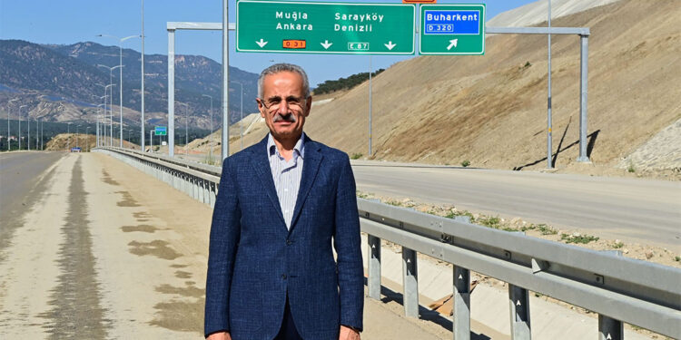 Aydın-Denizli Otoyolu 17 Ekim'de trafiğe açılacak