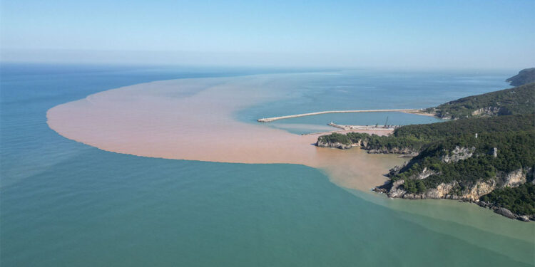 Bartın Irmağı'ndan akan çamurlu su denizin rengi değiştirdi