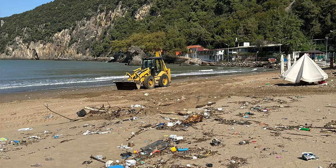 Bartın irmağı'ndan akan çamurlu su, denizin rengini değiştirdi. Bartın irmağı'nın denize döküldüğü bölgede suyun rengi kahverengiye döndü.