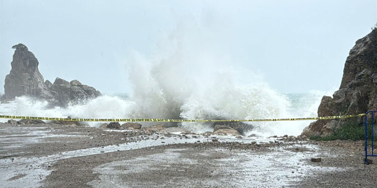 Bartın Irmağı'nın taşma riskine kum çuvallı bariyer önlemi
