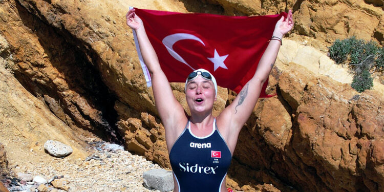 Tarihi başarı; Bengisu Avcı Molakai'yi yüzerek geçti