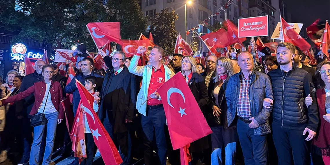 29 ekim cumhuriyet bayramı, beylikdüzü’nde her yıl olduğu gibi bu yıl da coşkuyla kutlandı. Binlerce ilçe sakininin katılımıyla 2 gün 2 gece devam eden kutlamalar, 29 ekim gökhan türkmen konseriyle son buldu.