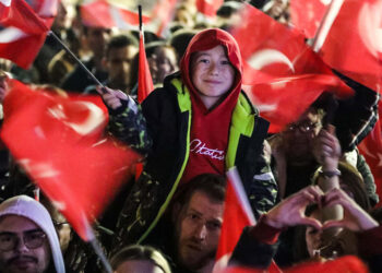 Fener alayına katılan binlerce kişi Türk bayraklarıyla yürüdü