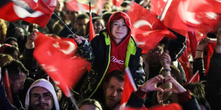 Fener alayına katılan binlerce kişi Türk bayraklarıyla yürüdü
