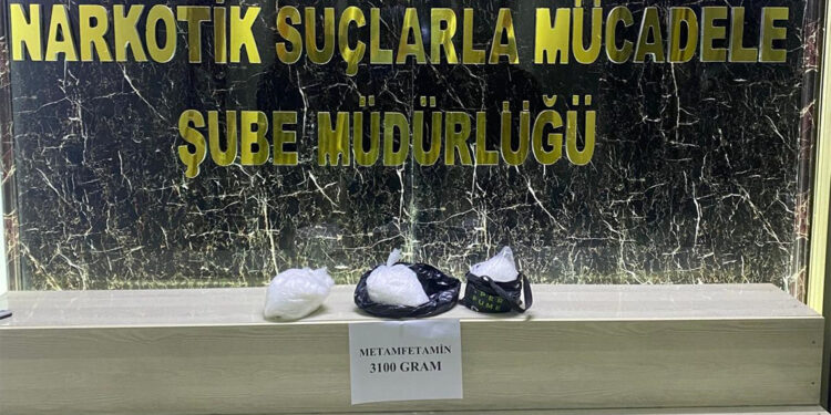 Bitlis'te 3 kilo 100 gram metamfetamin ele geçirildi
