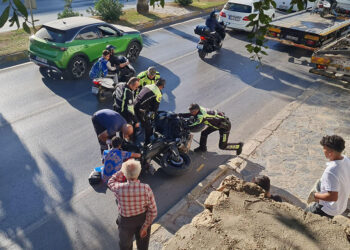 Bodrum'da ceza yazılan motosiklet sürücüsü polis motosikletini devirdi
