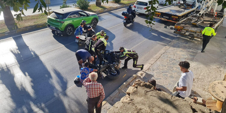 Bodrum'da ceza yazılan motosiklet sürücüsü polis motosikletini devirdi
