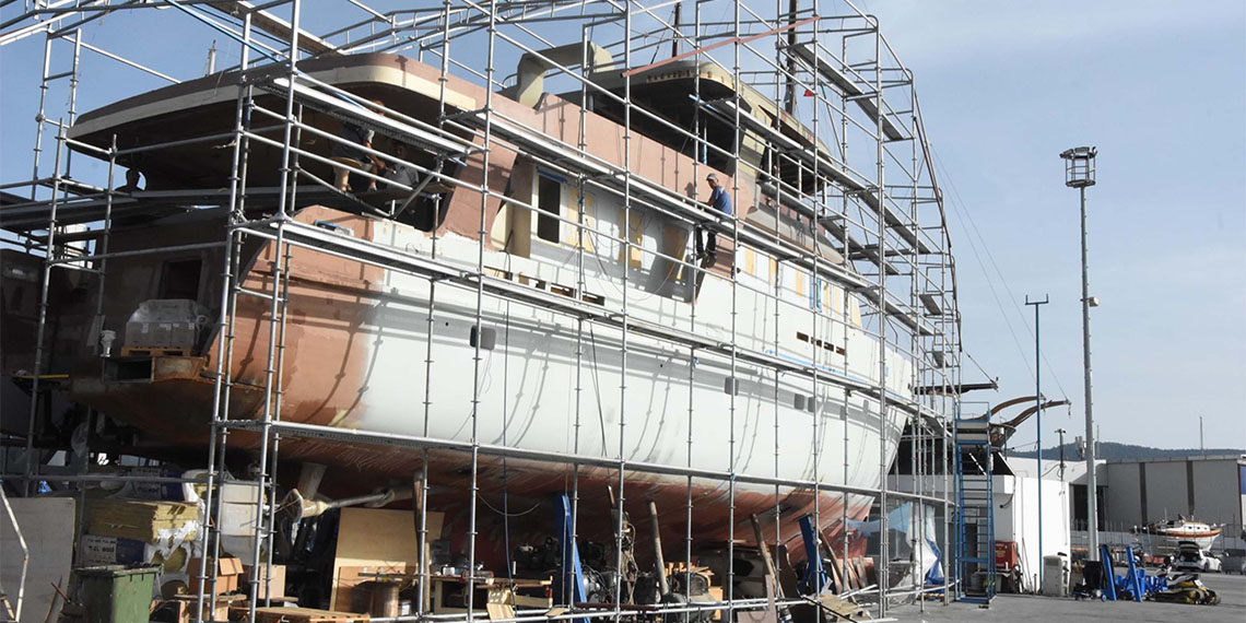 Muğla'nın dünyaca ünlü turistik ilçesi Bodrum'da mavi yolculukta sezon bitiyor; yüzen oteller bakım için karaya çekiliyor