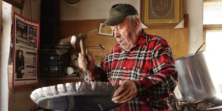 67 yıldır bakırcılık yapıyor, binlerce çekiç sallıyor