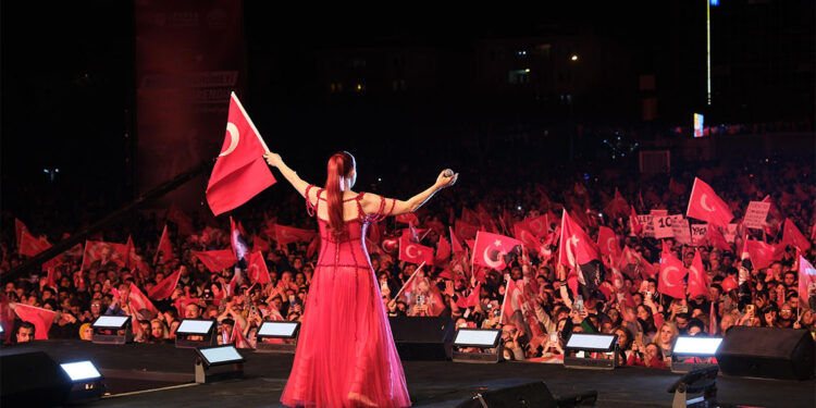 Bursa'da Candan Erçetin ile Cumhuriyet Bayramı coşkusu