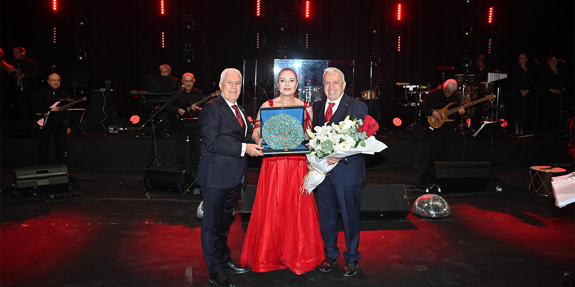 Bursa’da 29 Ekim Cumhuriyet Bayramı etkinlikleri kapsamında düzenlenen 'Cumhuriyet Yürüyüşü'nün ardından Candan Erçetin ile Cumhuriyet Bayramı coşkusu.