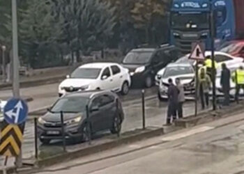 Bursa'da otomobil cipe çarptı; 2 yaralı