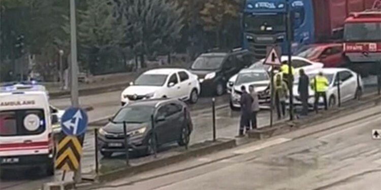 Bursa'da otomobil cipe çarptı; 2 yaralı