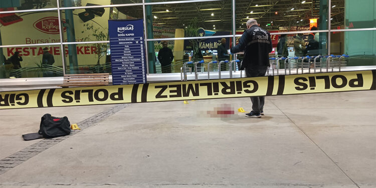 Bursa'da takip ettiği husumetlisini bacaklarından vurdu