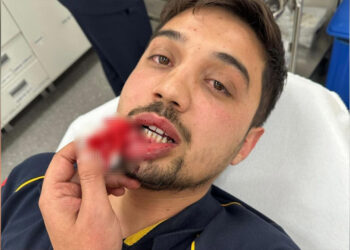 Baba ile oğlu, hasta taşıyan ambulansın önünü kesip sürücüyü darbetti
