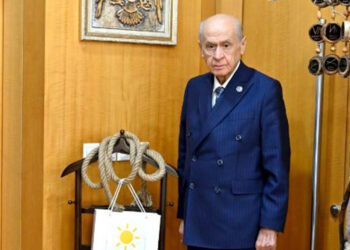 Bahçeli, Dervişoğlu'nun fırlattığı ipi makam odasına astı