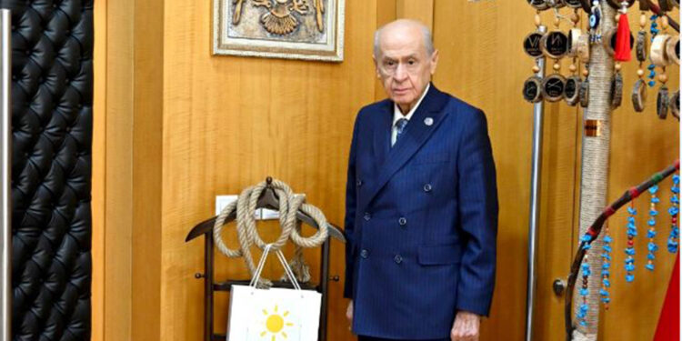 Bahçeli, Dervişoğlu'nun fırlattığı ipi makam odasına astı