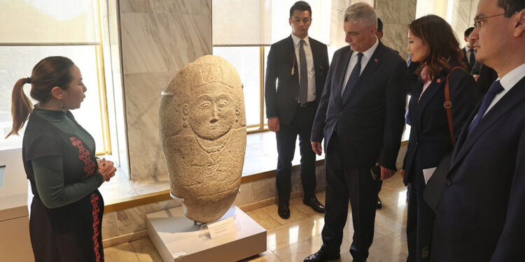 Bakan Bolat, Kırgız Cumhuriyeti Ulusal Tarih Müzesini ziyaret etti