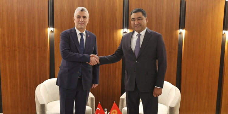 Bakan Bolat, Kırgızistan Ekonomi ve Ticaret Bakanı ile bir araya geldi