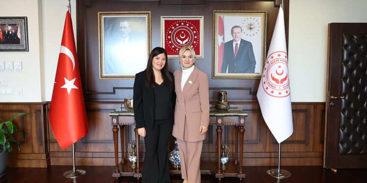 Bakan Göktaş, Filistinli çocuklara beste yapan sanatçı Ayşe Atam'ı kabul etti