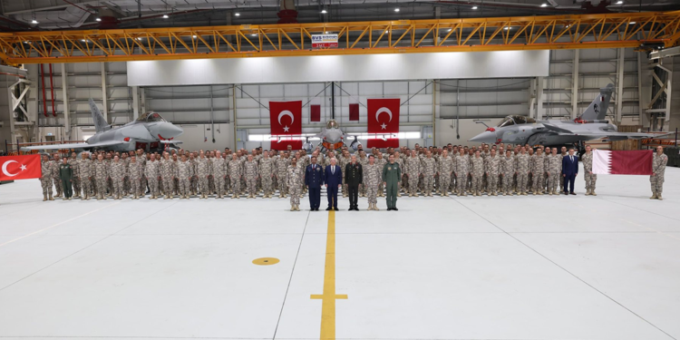 Bakan Güler, Katar Türk Hava Unsur Komutanlığı’nı ziyaret etti