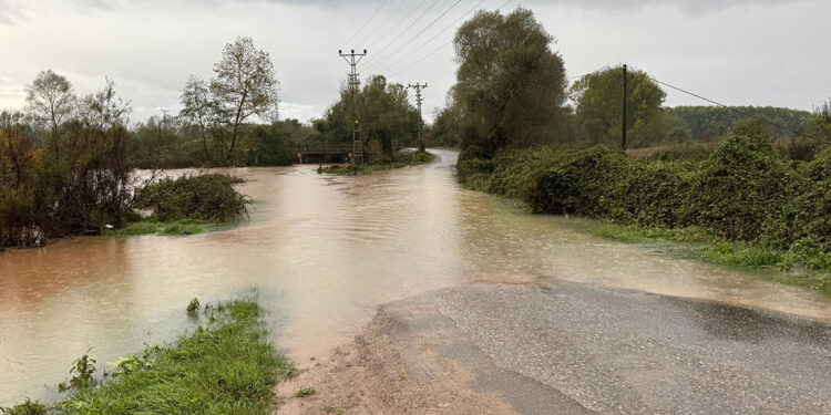 Bartın Irmağı'nda su seviyesi, 2 metre yükseldi