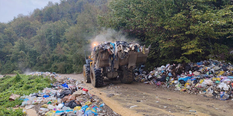 Bartın Irmağı'nın yanındaki yola bırakılan çöpler toplanıyor