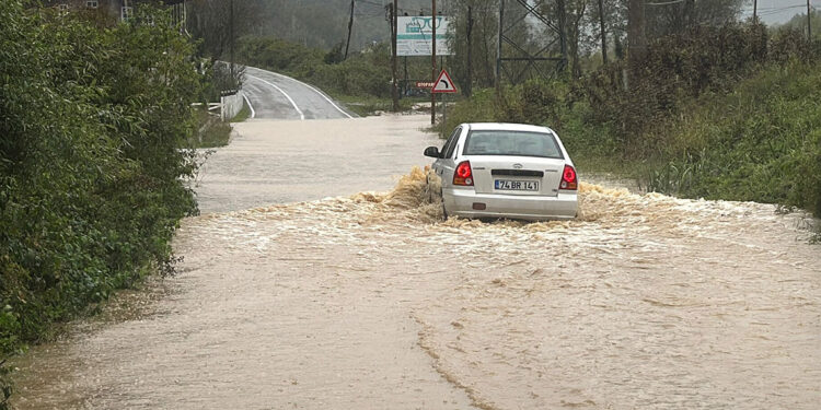 Bartın'da sağanak; Karasu Deresi taştı, yollar suyla doldu