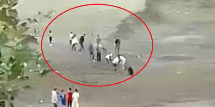 Bataklığa saplanan 3 çocuk, insan zinciri ile kurtarıldı