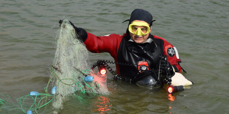 Batman'daki baraj ve çaylardan 75 kilo hayalet ağ temizlendi