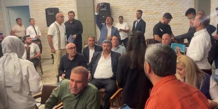 Belediye başkanı, depreme basın toplantısında yakalandı