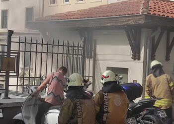 Beyoğlu Belediyesi'nde trafo patladı; bina boşaltıldı