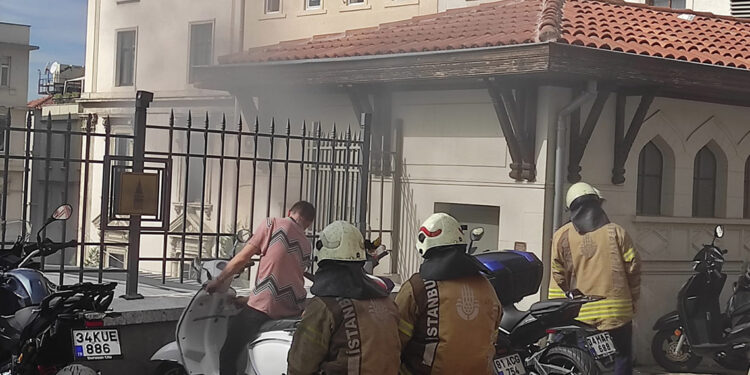 Beyoğlu Belediyesi'nde trafo patladı; bina boşaltıldı