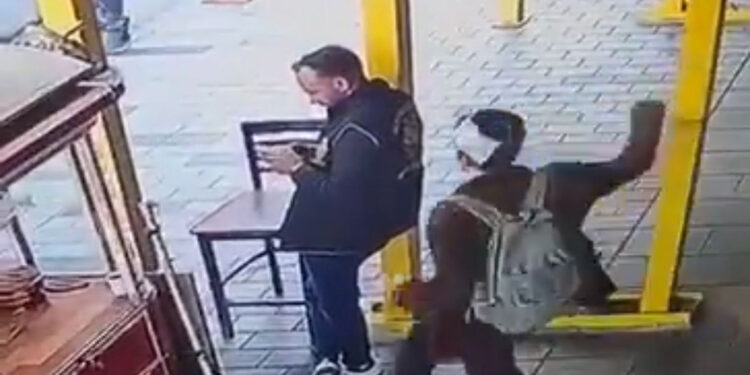 Beyoğlu'nda bıçaklı saldırıya uğrayan polis taburcu edildi