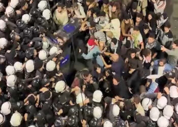 Beyoğlu'nda izinsiz yürüyüş arbedesi: 14 polis yaralandı