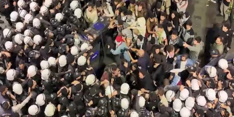 Beyoğlu'nda izinsiz yürüyüş arbedesi: 14 polis yaralandı