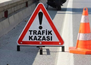 Beyoğlu'nda kamyonet binaya çarptı