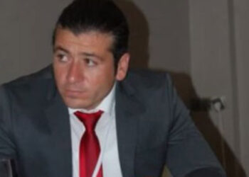Bıçakla babasını öldürüp, annesi ve kardeşini yaraladı