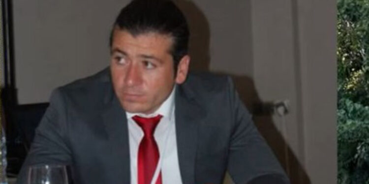 Bıçakla babasını öldürüp, annesi ve kardeşini yaraladı